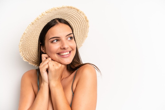 Concept d'été et de chapeau de jeune jolie femme