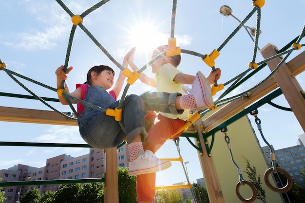 concept d'été, d'enfance, de loisirs, d'amitié et de personnes - groupe d'enfants heureux sur l'aire de jeux pour enfants