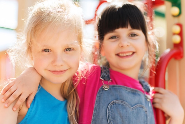 concept d'été, d'enfance, de loisirs, d'amitié et de personnes - groupe de petites filles heureuses sur le terrain d'escalade pour enfants