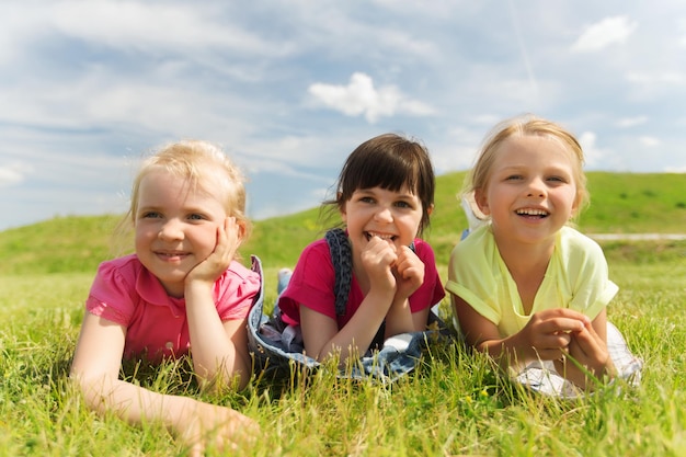 concept d'été, d'enfance, de loisirs et de personnes - groupe d'enfants heureux allongés sur une couverture ou une couverture à l'extérieur