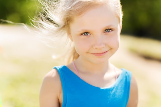 concept d'été, d'enfance, de loisirs et de personnes - petite fille heureuse à l'extérieur