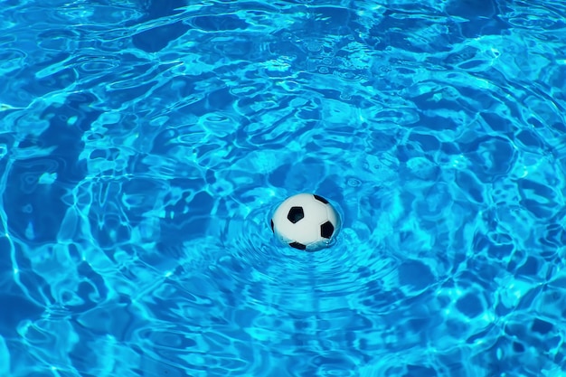 Concept d'été de football, eau de football, piscine, camp de football d'été