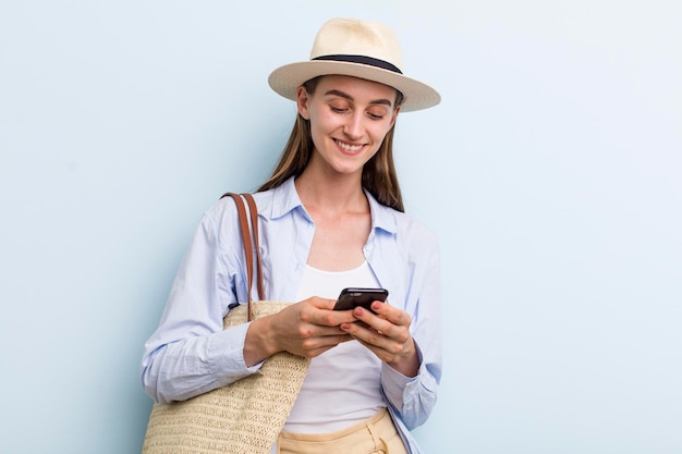 Concept d'été jeune adulte jolie femme