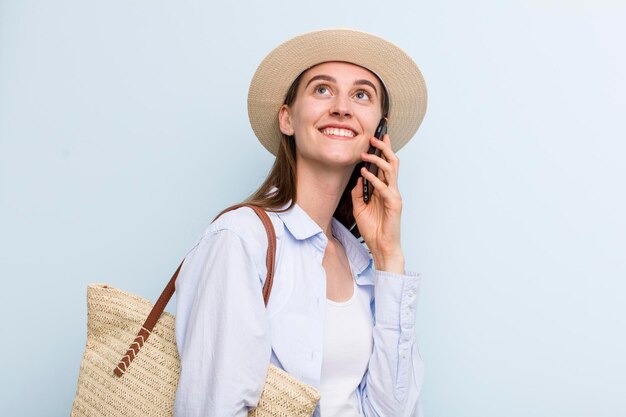 Concept d'été jeune adulte jolie femme