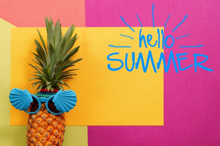 Photo concept d'été et de vacanceshipster pineapple accessoires de mode et fruits sur l'été bonjour coloré