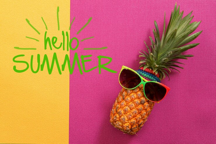 Photo concept d'été et de vacanceshipster pineapple accessoires de mode et fruits sur l'été bonjour coloré