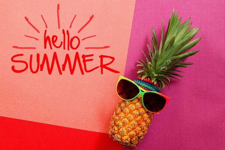 Photo concept d'été et de vacanceshipster pineapple accessoires de mode et fruits sur l'été bonjour coloré