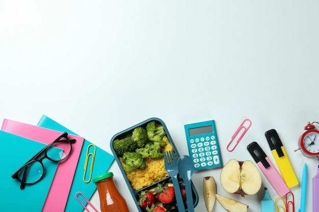 Concept d'étude avec boîte à lunch sur fond blanc