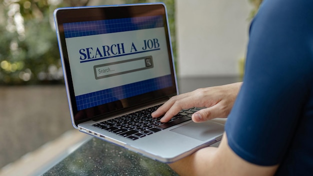 Photo concept d'étude en ligne la main pâle d'un homme essayant de taper sur le clavier d'un ordinateur portable pour la recherche