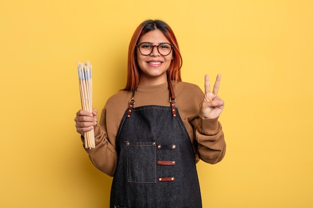 Concept d'étudiant en art jolie femme hispanique