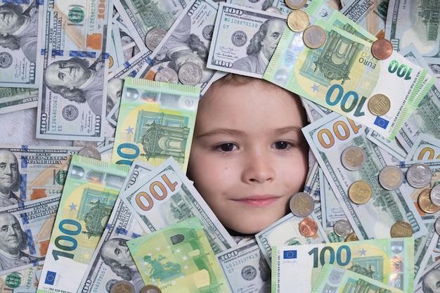 Concept d'euro et de dollar drôle d'enfant avec un visage amusant avec de l'argent