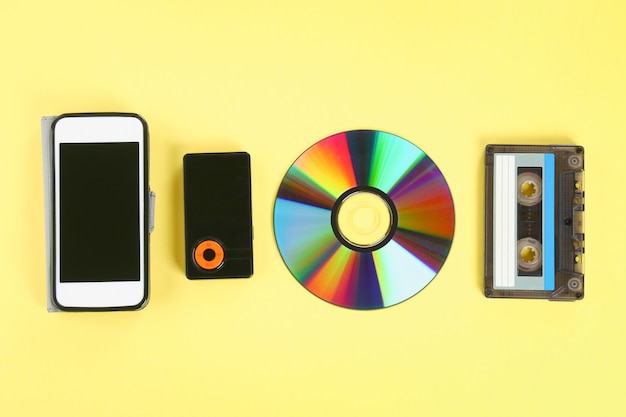 Le concept de l&#39;évolution de la musique. Cassette, disque CD, lecteur MP3, téléphone portable.