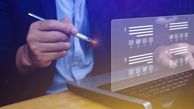 Photo concept d'examen en ligne choisissez la bonne réponse dans la liste de contrôle de test et test en ligne sur ordinateur portable test d'examen en ligne avec les résultats du questionnaire en ligne sur ordinateur portable sur le quiz de bureau