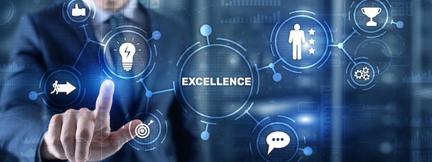 Concept d'excellence Qualité de service Homme d'affaires appuyant sur l'écran virtuel Excellence