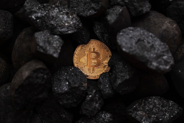 Concept d'exploitation minière bitcoin pièce de monnaie crypto-monnaie bitcoin d'or dans un tas de charbon