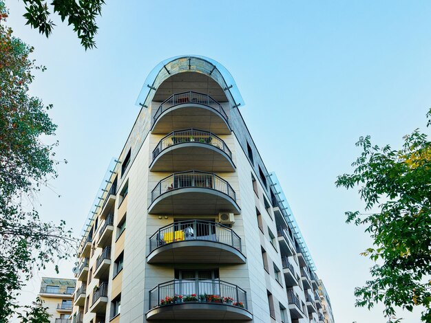 Concept extérieur d'immeuble d'appartements contemporain. Maison d'habitation et maison.