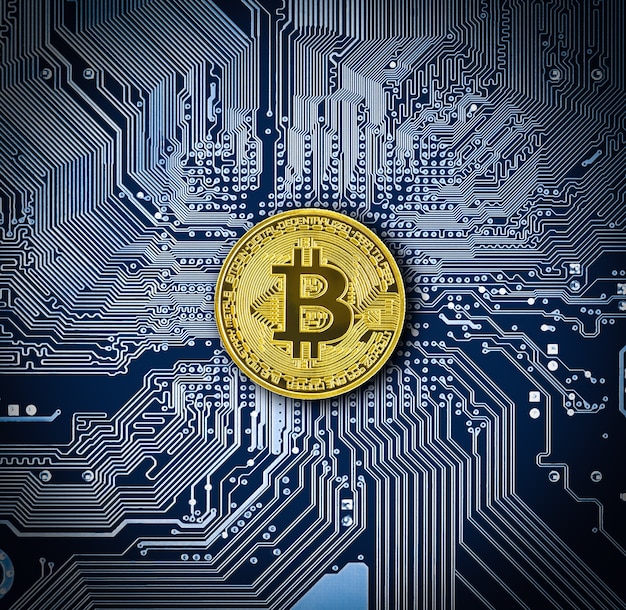 Concept d'extraction de bitcoin de la technologie Blockchain. Pièce de monnaie de bitcoin de crypto-monnaie sur la carte bleue