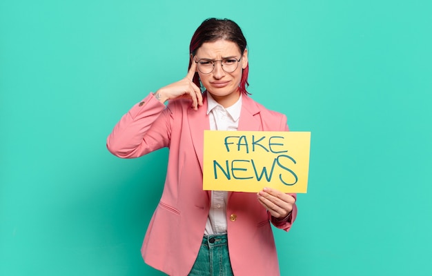 Photo concept de fake news femme cool cheveux roux