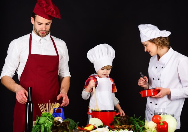 Concept de famille amicale famille heureuse dans la cuisine des aliments sains à la maison, préparation ensemble