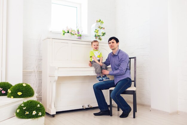 Concept de famille, d'enfance, de paternité, d'activité et de personnes - père heureux et petit fils jouant à la maison.