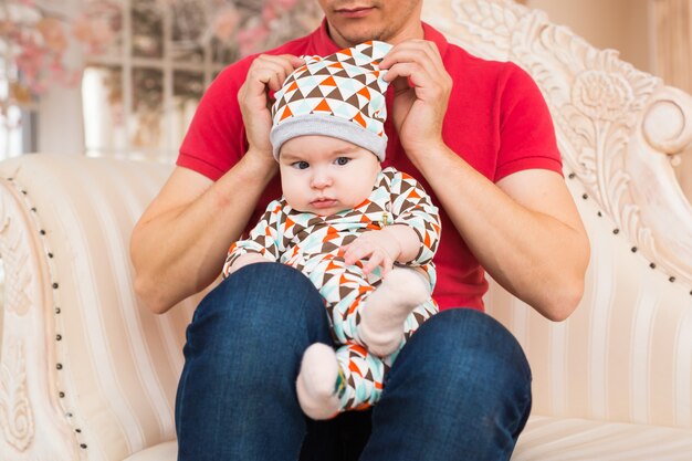 Photo concept de famille, enfance, paternité et personnes - heureux père et bébé à la maison.