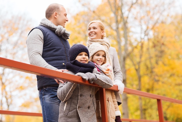 Concept de famille, d'enfance, de saison et de personnes - famille heureuse dans le parc automne