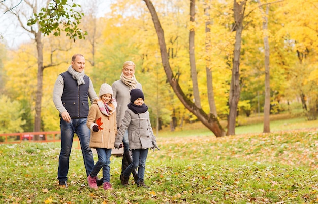 Concept De Famille, D'enfance, De Saison Et De Personnes - Famille Heureuse Dans Le Parc Automne