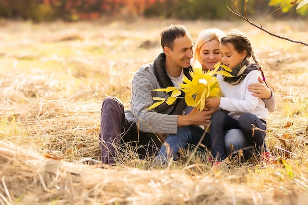 concept de famille, d'enfance, de saison et de personnes - famille heureuse dans le parc d'automne