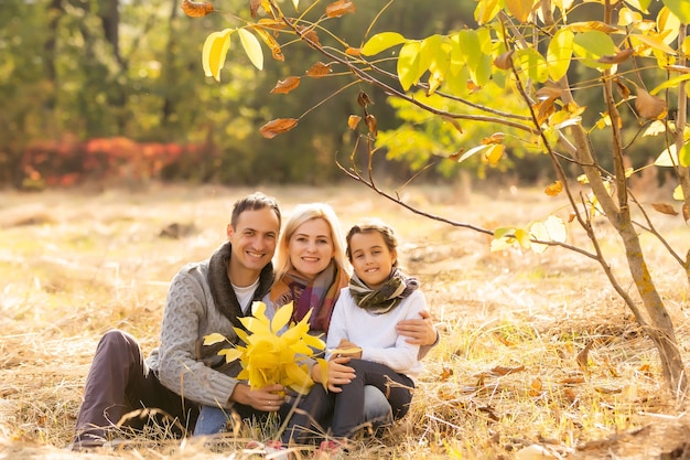 concept de famille, d'enfance, de saison et de personnes - famille heureuse dans le parc d'automne