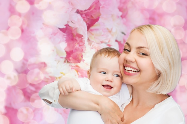 concept de famille, d'enfant et de parentalité - mère heureuse avec bébé souriant