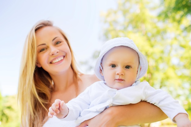 concept de famille, d'enfant et de parentalité - mère heureuse avec petit bébé dans le parc