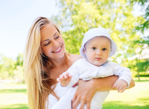 concept de famille, d'enfant et de parentalité - mère heureuse avec petit bébé dans le parc