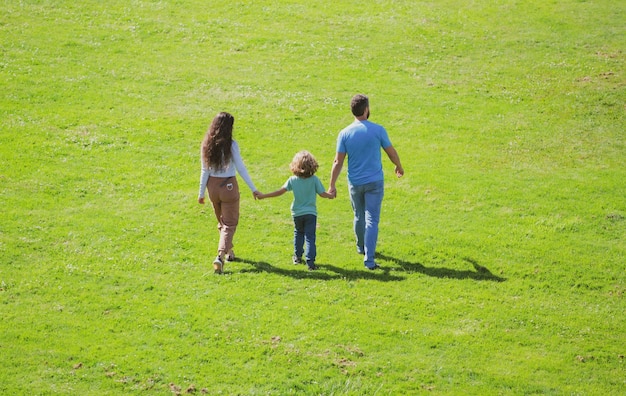 Le concept d'une famille heureuse activités de loisirs en famille vue arrière