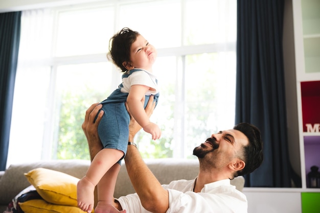 Concept de famille heureuse avec père et fils, mode de vie de l'enfance à la maison ensemble