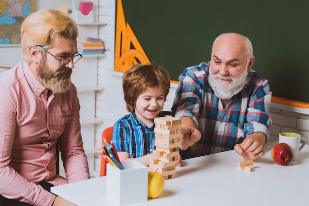 Concept de famille homme heureux rire et s'amuser ensemble