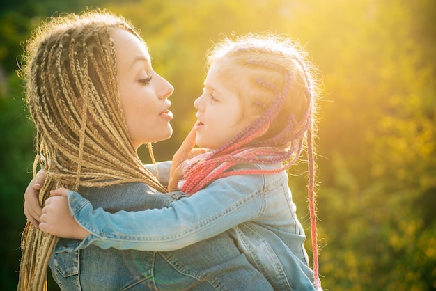 Concept de famille et de maternité Mère et enfant fille jouant s'embrasser et étreindre Petite fille hugg