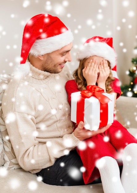 concept de famille, noël, noël, hiver, bonheur et personnes - fille souriante aux yeux fermés attendant un cadeau de fathe