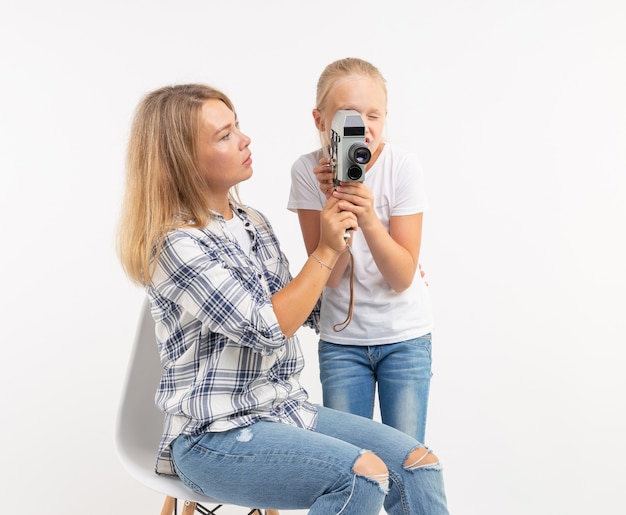 Concept de famille, photographie et passe-temps - femme et son enfant à l'aide d'un appareil photo à l'ancienne.