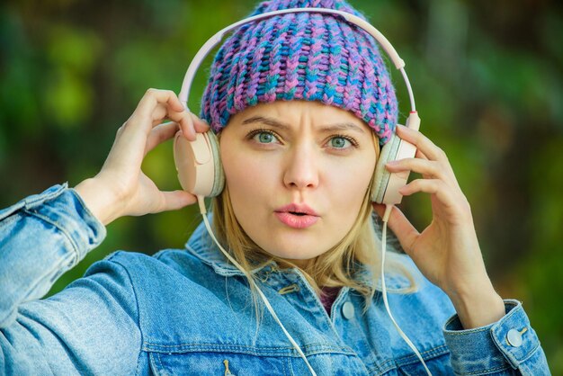 Concept de fan de musique Les écouteurs doivent avoir un gadget moderne Profitez d'un son puissant Se sentir génial Cool funky girl écouter de la musique dans les écouteurs en plein air Girl écouter de la musique dans le parc Melody sound et mp3