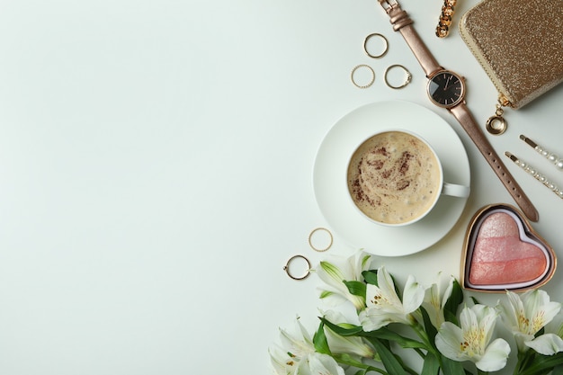 Concept féminin avec différents accessoires sur fond blanc