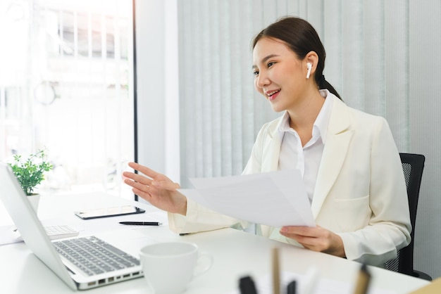 Concept de femme de confiance Femme d'affaires expliquant le plan d'affaires à l'équipe en vidéoconférence