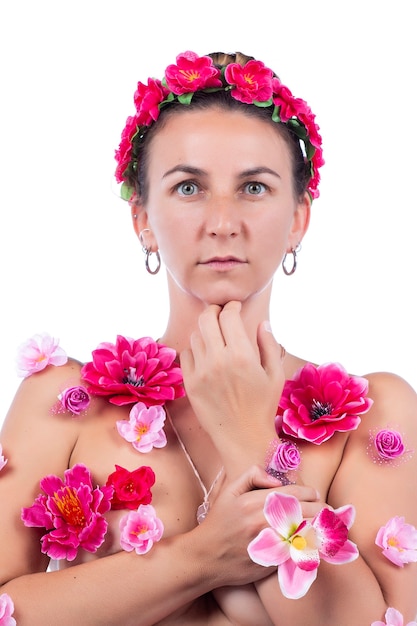 Concept de femme nue recouverte de fleurs d'une manière élégante