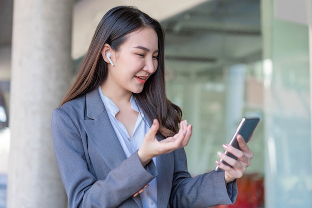 Concept De Femme Qui Travaille Une Femme D'affaires Ayant La Vidéoconférence Avec Le Client à L'extérieur Du Bureau.