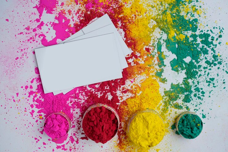 Photo concept de festival holi indien couleurs holi et carte de crédit ou carte de visite sur fond blanc