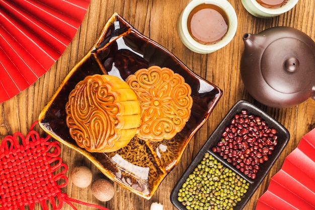 Concept de festival de mi-automne, gâteaux de lune traditionnels sur table avec tasse de thé.