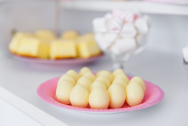 Concept de fête d'anniversaire. Barre de bonbons sucrés à la fête d'anniversaire. Mise au point sélective.