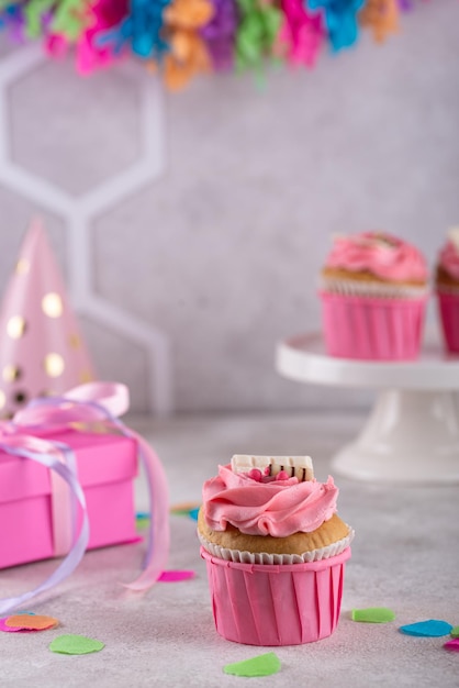 Concept de fête d'anniversaire avec cupcake