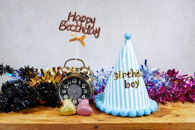 Concept de fête d'anniversaire pour garçon, jouet à paillettes coeur et chapeau bleu avec réveil et test de joyeux anniversaire