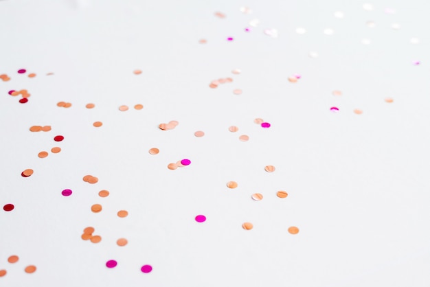 Photo concept de fête, décoration et vacances - confettis argentés sur fond blanc