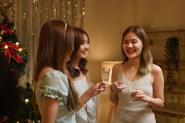 Concept de fête du Nouvel An Jeune beau groupe parle avec s'amuser et boit du champagne en fête